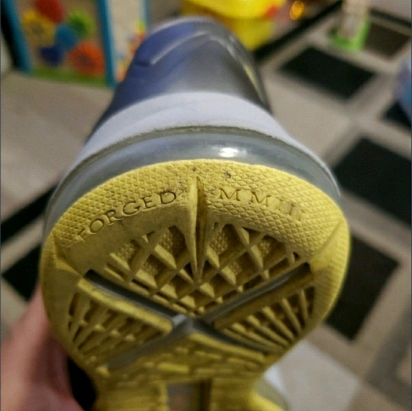 LeBron 10 size 10.5 yellow diamond/canary - Picture 6 of 7